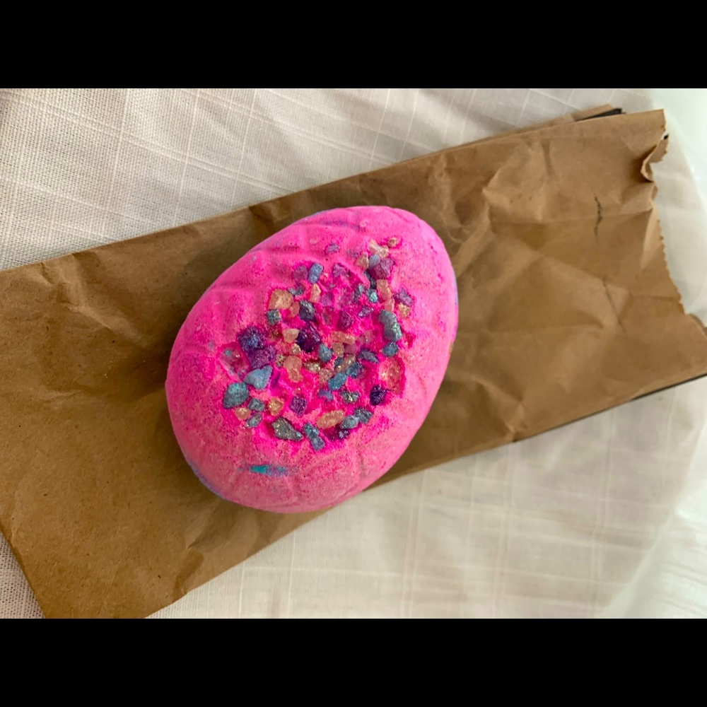 LUSH FLAMINGO EGG limited ed Easter 21 bath bomb